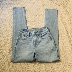 American Eagle Outfitters • Light Wash Denim Straight Leg Mom Jeans